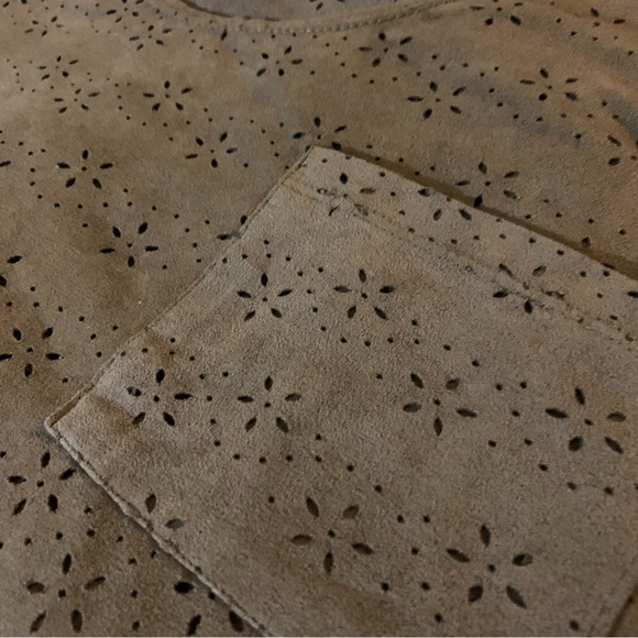 Cute cropped Charlotte Russe top - Picture 2 of 3